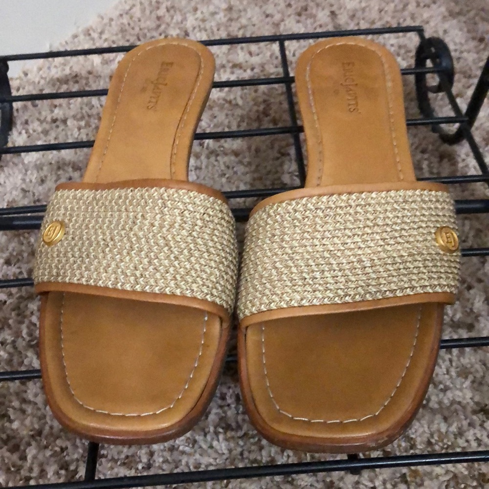 8.5 tan/cream slides w/gold embellishments made in Italy. Marked 9.5 GUC